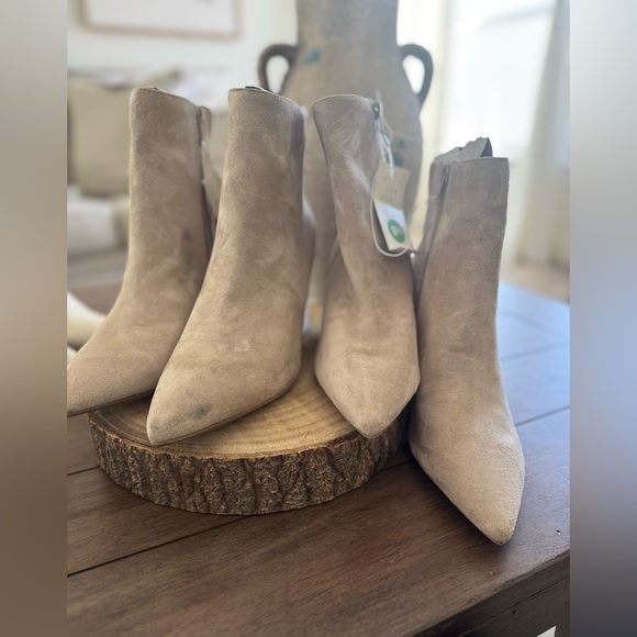 A New Day Women's Taupe Cullen Ankle Boots
SIZE 9.5 - Picture 5 of 9